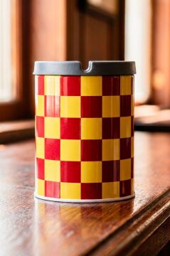 Galatasaray Desenli Metal Gövdeli Kokusuz Dumansız Küllük, Koku Hapsetme Özellikli Şık Tasarım