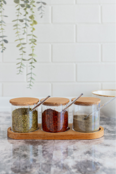 Flosoft Doğal Ahşap Kapaklı Kaşıklı 3’lü Mika Baharatlık, Ahşap Stantlı Sosluk Reçellik Baharatlık Seti